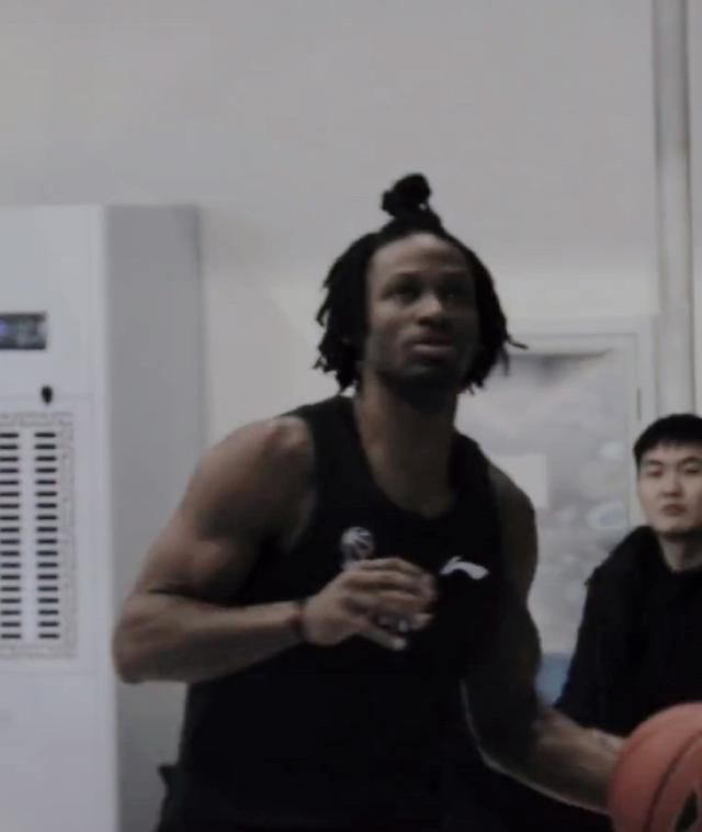 太阳大逆转险胜奇才 布克27+8普尔17中5NBA新赛季常规赛继续进行，菲尼克斯太阳队（14胜12负）止住连败。